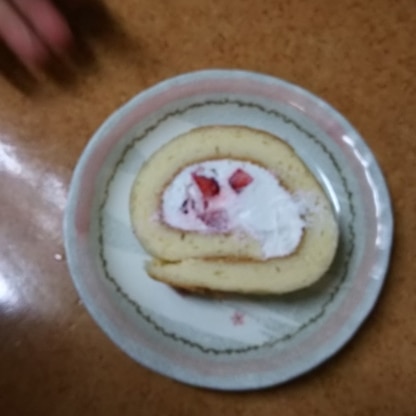 はじめましてのロールケーキに挑戦してみました。ビックリするくらい簡単でまた作ってみたいです。生クリームを安いやつにしたのでクリームは美味しくなかったのですが…。